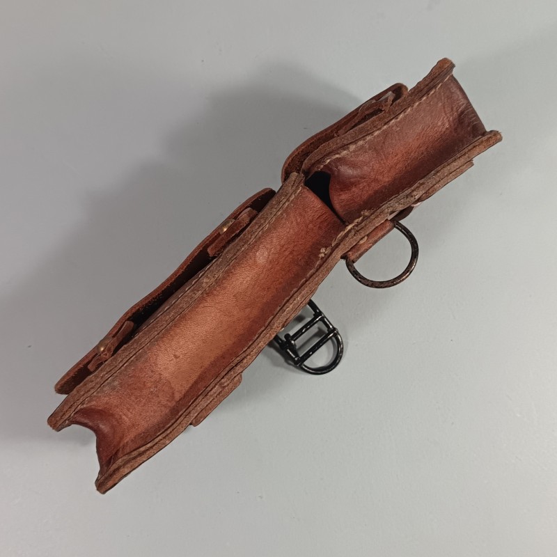 CARTOUCHIERE MODELE 1935 / 1937 COTE GAUCHE COULEUR MARRON CUIR LISSE TAMPONNEE ANNEES 1940